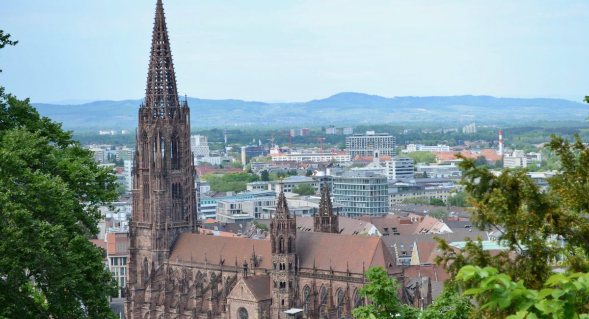 Blick_auf_das_Muenster_in_Freiburg_vom_Schlossberg